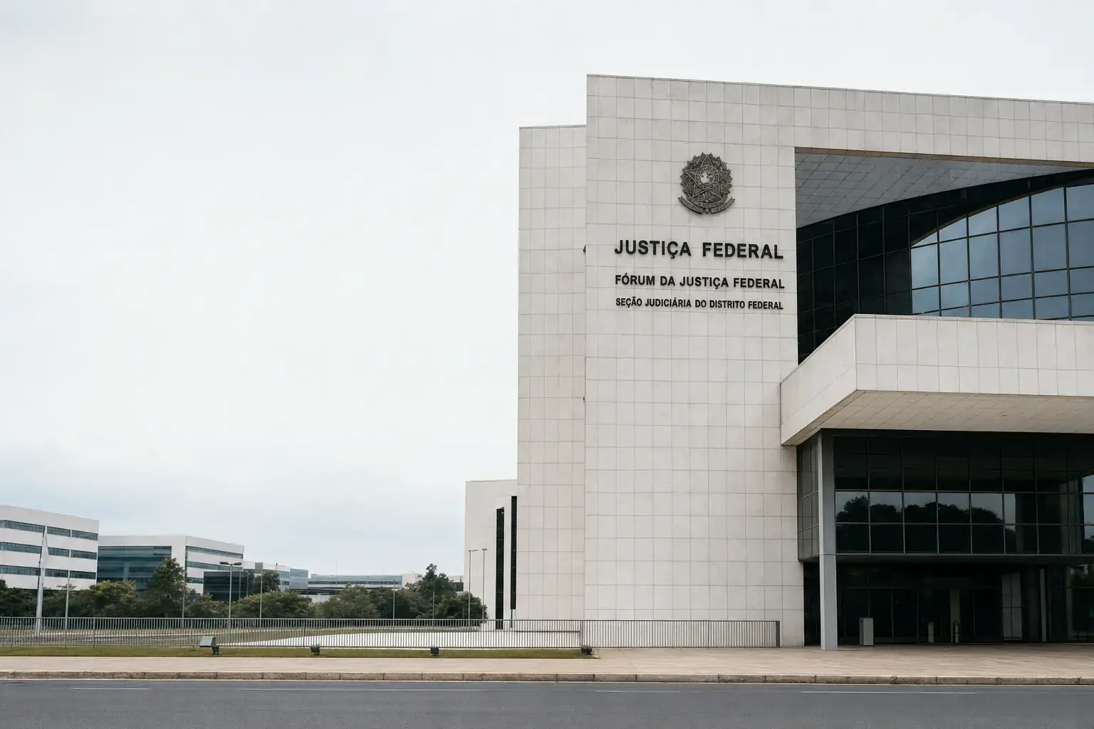 fachada de um fórum da Justiça Federal em luz natural plana, imagem de abertura do guia que a gente escreveu sobre o concurso de juiz federal do TRF1